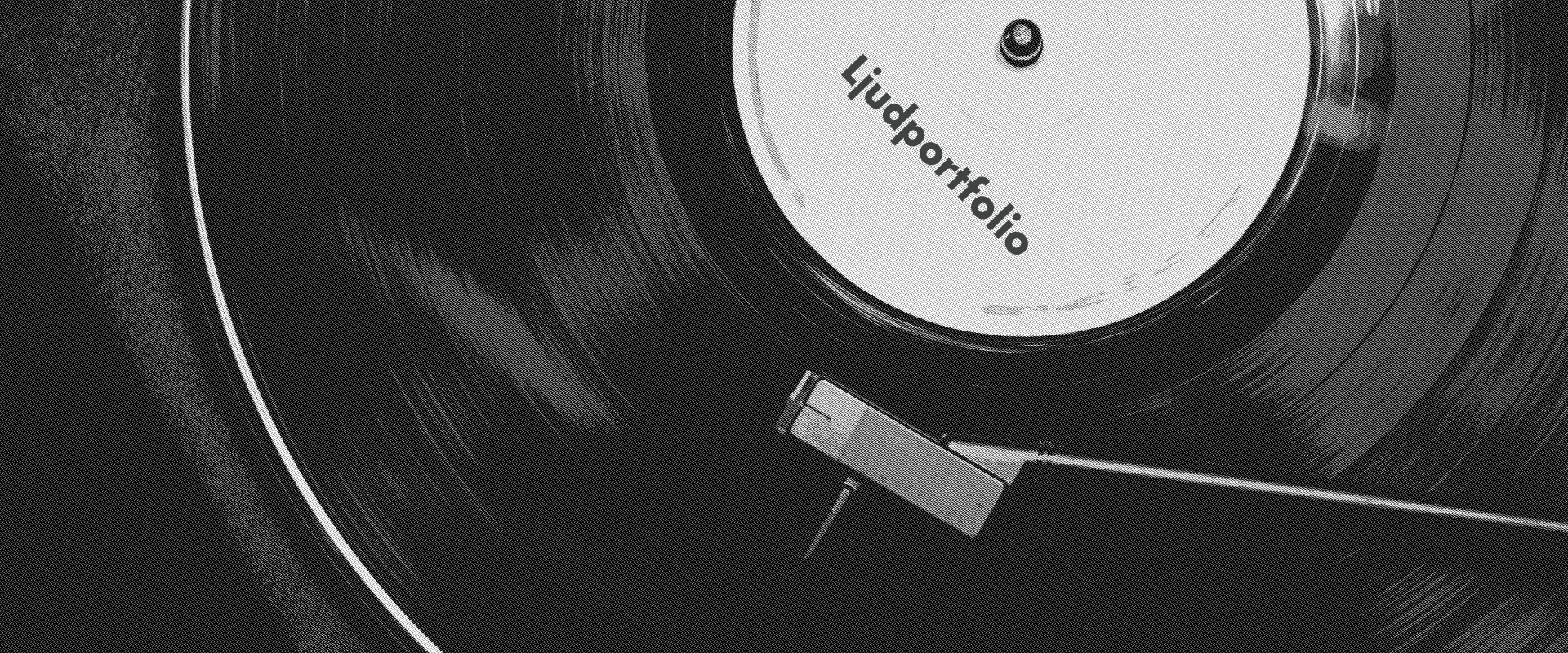Svart vinylskiva med tonarm. Det står Ljudporfolio i mitten av skivan.