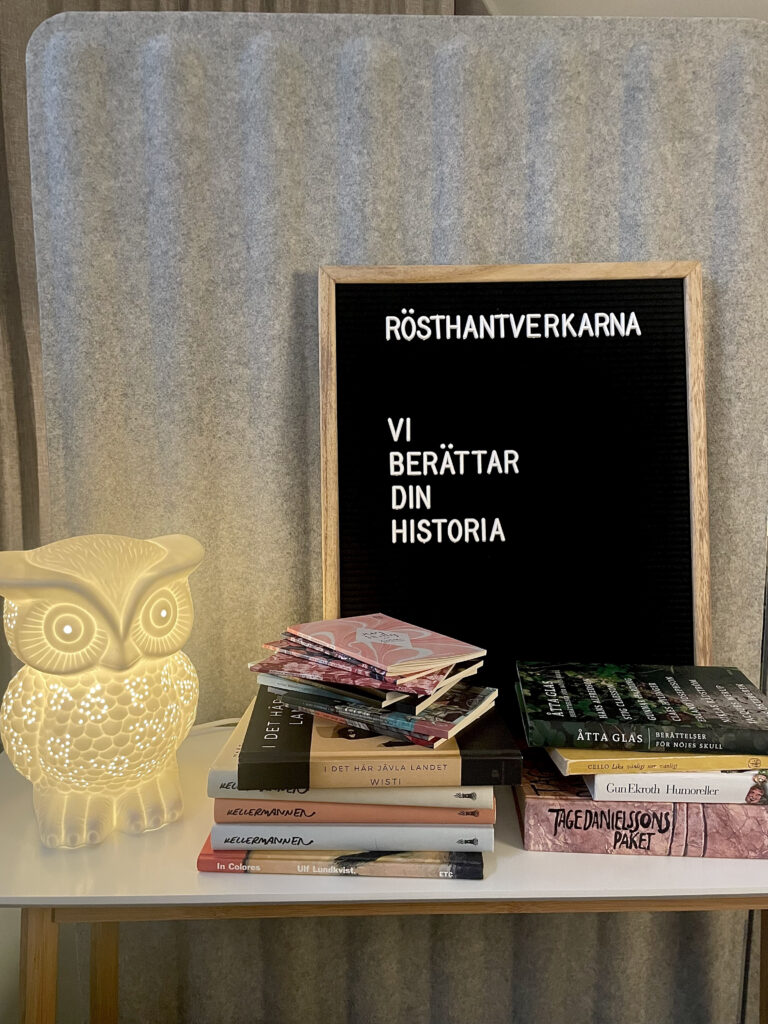 En lampa i form av en uggla och en tavla med bokstäver som visar Rösthantverkarna